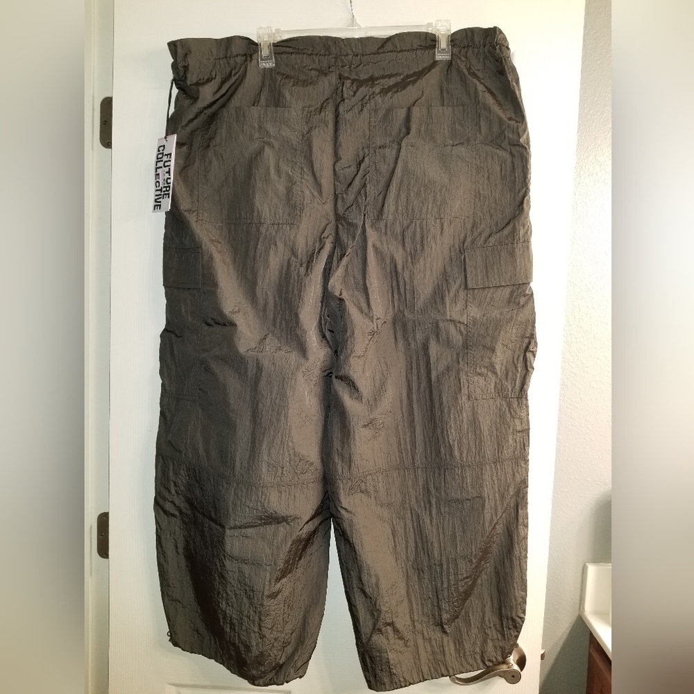 Women's Future Collective Alani Noelle Utility Nylon Gray Cargo Pants Size Large - Picture 4 of 6